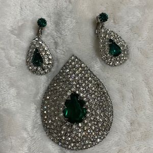 Vintage celebrity NY brooch/earrings